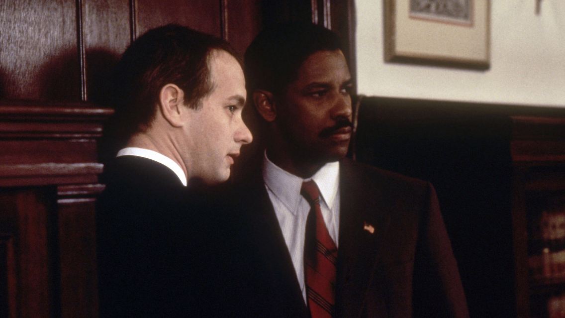… "Philadelphia": Das Werk von Jonathan Demme aus dem Jahr 1993 war der erste große Hollywoodfilm, der sich mit Aids und den davon besonders betroffenen Homosexuellen auseinandersetzte. (im Bild: Tom Hanks und Denzel Washington)
