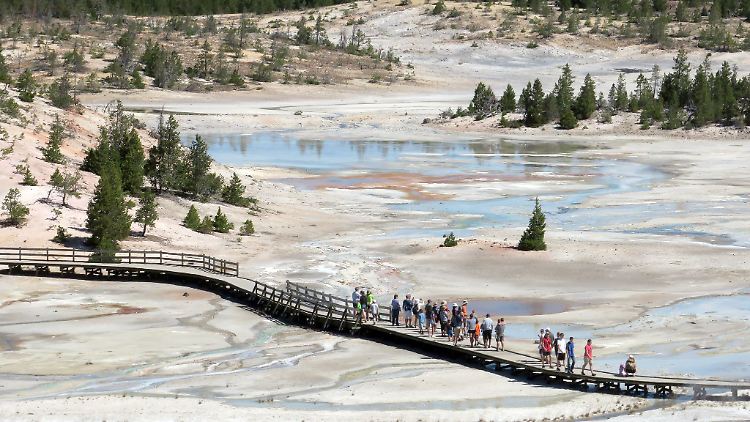 Das Norris Geyser Basin ist eine der Attraktionen, die jedes Jahr Tausende Touristen sehen wollen.