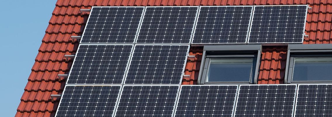 Wer eine Photovoltaikanlage auf dem Dach errichten lässt, kann dafür einen staatlichen Zuschuss erhalten - muss dann aber auf die EEG-Einspeisevergütung verzichten.