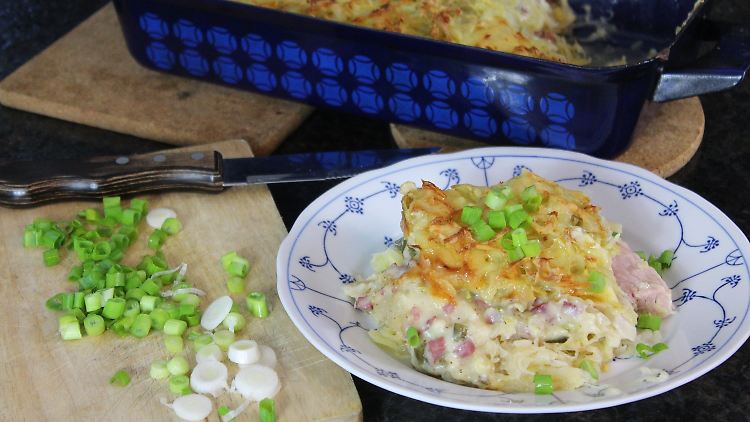 Deftig, saftig, unkompliziert: Röstiauflauf mit Kassler und Kraut.
