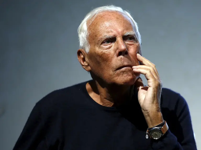 2015-09-28T120000Z-82066708-GF10000225435-RTRMADP-3-FASHION-MILAN-ARMANI