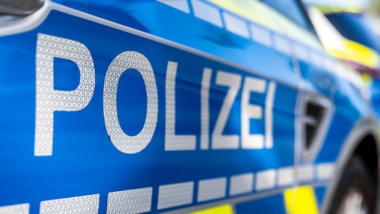 Die Polizei geht bei einer Durchsuchungsaktion in Bayern, Baden-Württemberg, Nordrhein-Westfalen und Hessen gegen etwa 100 Patienten eines Arztes vor.
