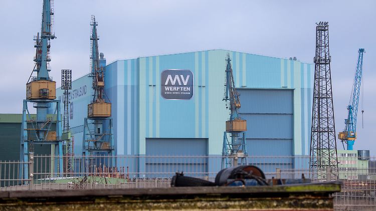 Die MV Werften hatten am Montag Insolvenzanträge gestellt, nachdem die Gespräche über finanzielle Hilfen mit dem Bund und dem Land Mecklenburg-Vorpommern seitens des Unternehmens als aussichtslos eingeschätzt worden waren.