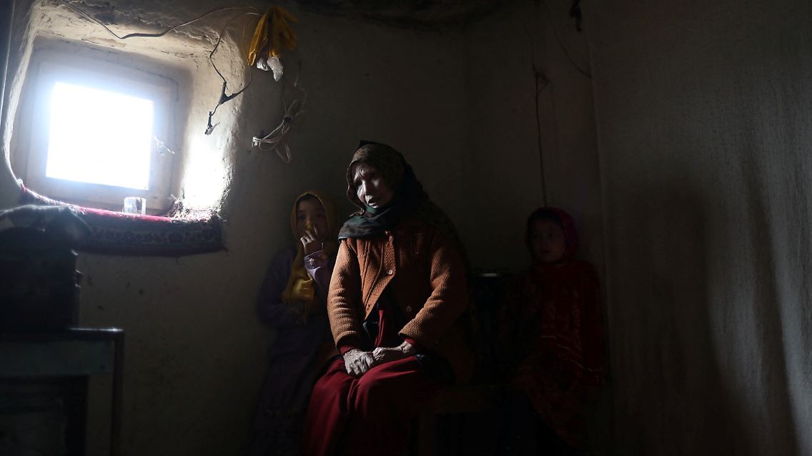 Kubra lebt schon jetzt in bitterer Armut. Sie bewohnt mit ihrer achtköpfigen Familie einen einzigen Raum in der afghanischen Provinz Bamiyan. Und ihnen gehen die Lebensmittel aus.