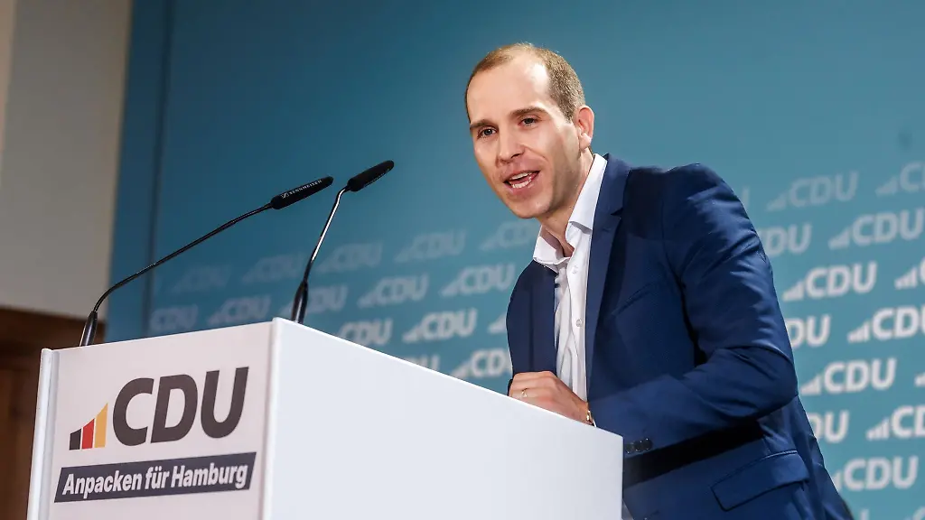 Hamburgs-CDU-Partei-und-Fraktionschef-Dennis-Thering-freut-sich-ueber-weitere-Wechsel-von-der-FDP-zu-den-Christdemokraten-Diesmal-sind-die-FDP-Landesvorstandsmitglieder-Wiebke-Koehler-und-Claus-Krumrei-zur-CDU-uebergetreten