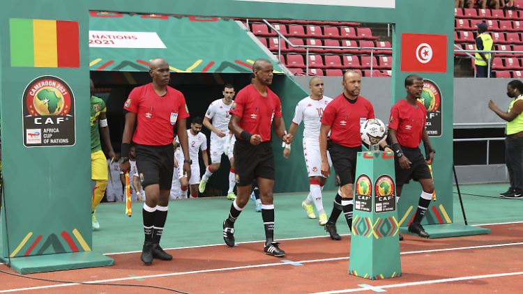 Schiedsrichter Janny Sikazwe (2. v. l.) leistete sich beim Afrika-Cup gleich mehrere Patzer.