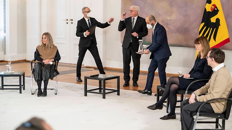 Bundespräsident Frank-Walter Steinmeier hat Experten und Bürger ins Schloss Bellevue eingeladen.
