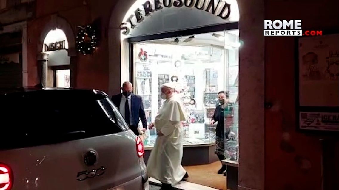 Der Papst nach seinem Besuch im Plattenladen.