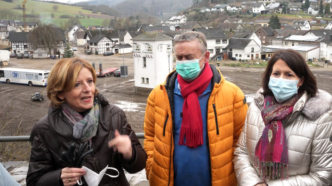 Malu Dreyer (links) vor Ort in Schuld mit dem Bürgermeister der Gemeinde, Herbert Lussi, und Daniela Schmitt, rheinland-pfälzische Wirtschaftsministerin.
