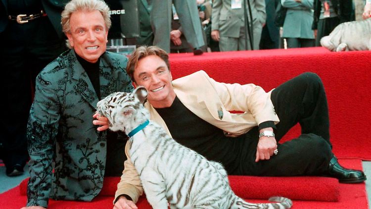 Siegfried und Roy im Jahr 1994 mit einem weißen Tigerbaby.