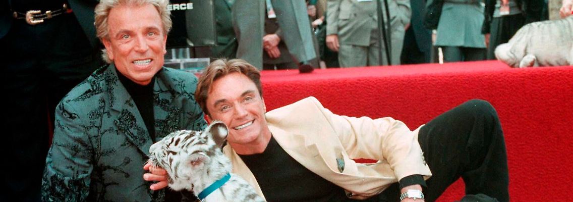 Siegfried Fischbacher (l) und Roy mit einem weißen Tigerbaby.