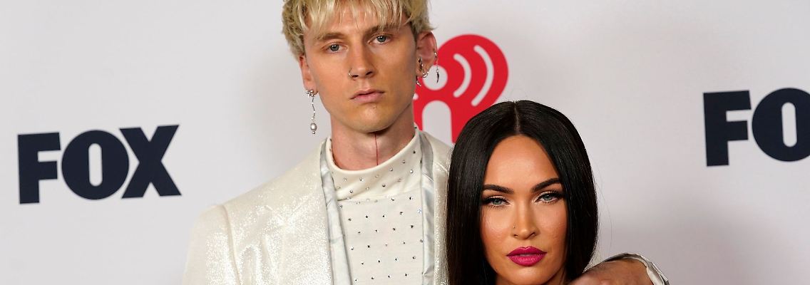 US-Schauspielerin Megan Fox (r) und Rapper Machine Gun Kelly bei den iHeartRadio Music Awards in Los Angeles.