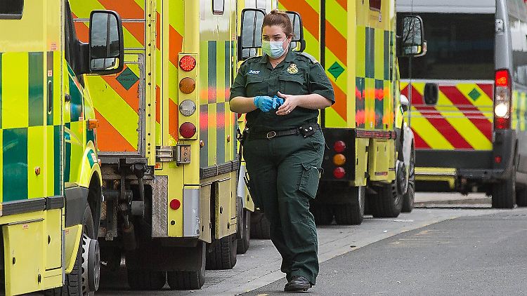 Vor den Notaufnahmen in England bildeten sich in den zurückliegenden Tagen zum Teil lange Warteschlangen.