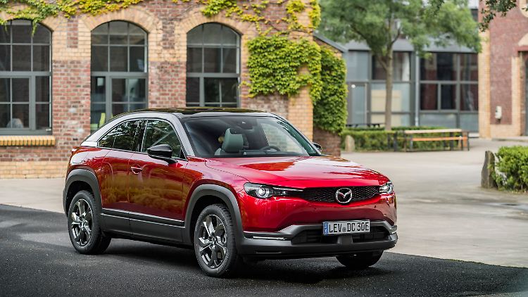 Der Mazda MX-30 REV hat neben einer Batterie einen Verbrennungsmotor an Bord, der als Reichweitenverlängerer, den Akku während er Fahrt lädt.
