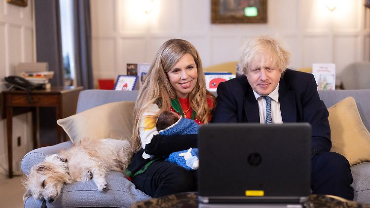 Keine Kinder von Traurigkeit: Johnson, seine Ehefrau Carrie Johnson, Tochter Romy und ihr Hund.