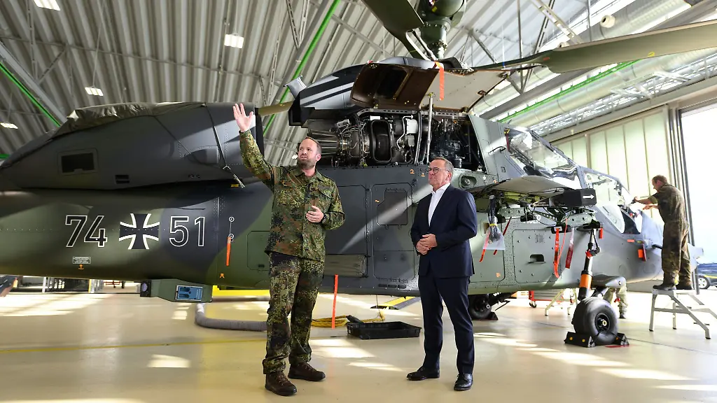 Bundesverteidigungsminister-Boris-Pistorius-SPD-hat-hohe-Investitionen-in-den-Bundeswehr-Standort-Fritzlar-angekuendigt