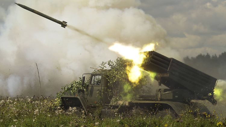 Russlands Artillerie (hier bei einer Übung im August 2021) könnte in der Nähe der USA stationiert werden.