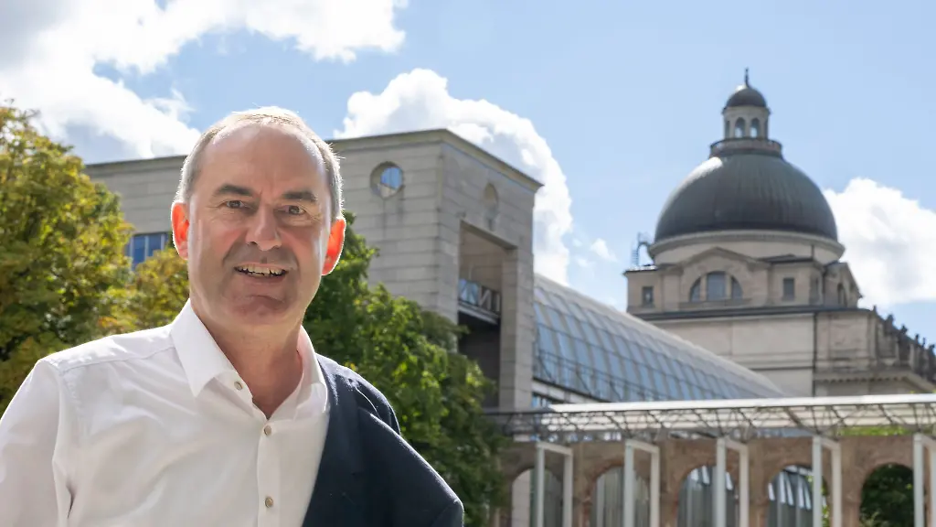 In-der-Corona-Krise-wurde-Hubert-Aiwanger-Freie-Waehler-fuer-den-Kauf-von-rund-90-000-Wischmopps-fuer-Bayern-viel-kritisiert-Nun-helfen-die-Wischbezuege-in-Niederschlesien-den-Menschen-bei-der-Bewaeltigung-der-Flutkatastrophe