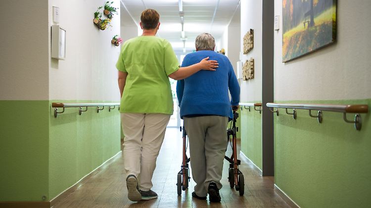 Eine professionelle und würdevolle Pflege, das wünschen sich Senioren und Angehörige.