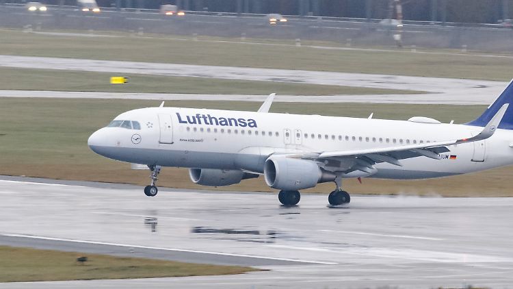 Die Lufthansa stellt sich angesichts des Ukraine-Kriegs nach zwei verlustreichen Pandemiejahren auf eine weitere schwierige Zeit ein.