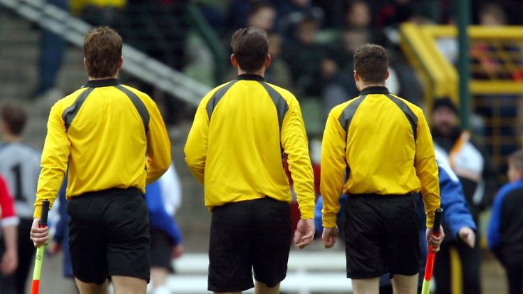 Robert Hoyzer (l.) und Felix Zwayer (r.) mit Manuel Gräfe bei einem Jugendländerspiel im Jahr 2003.