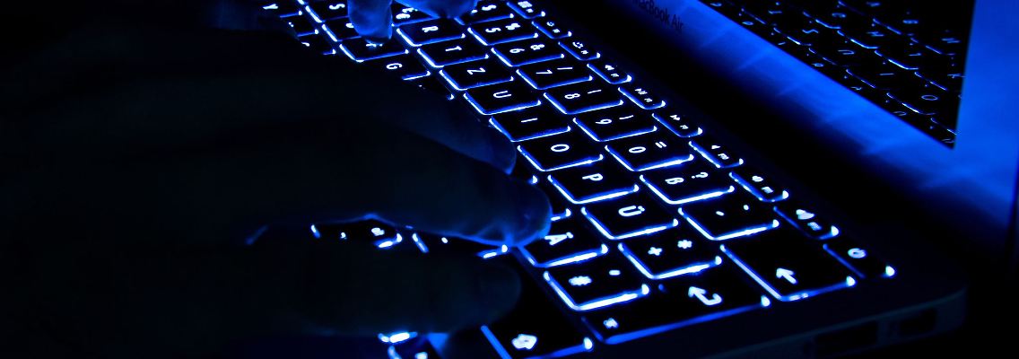 Cyberkriminelle agieren mitunter im Darknet. Manche Versicherer helfen hier bei der Suche nach verschwundenen Daten.