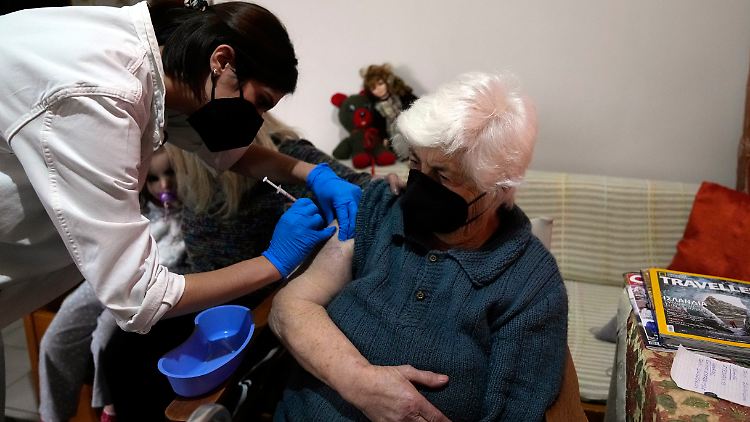 Viele Menschen über 60 Jahre in Griechenland haben sich bereits impfen lassen, für alle Ungeimpften wird es ab Sonntag teuer. 