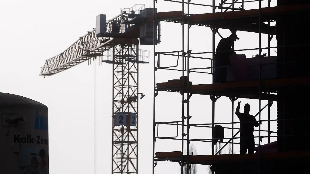 Vier-Maenner-sind-wegen-organisierter-Schwarzarbeit-im-Baugewerbe-zu-Haftstrafen-verurteilt-worden