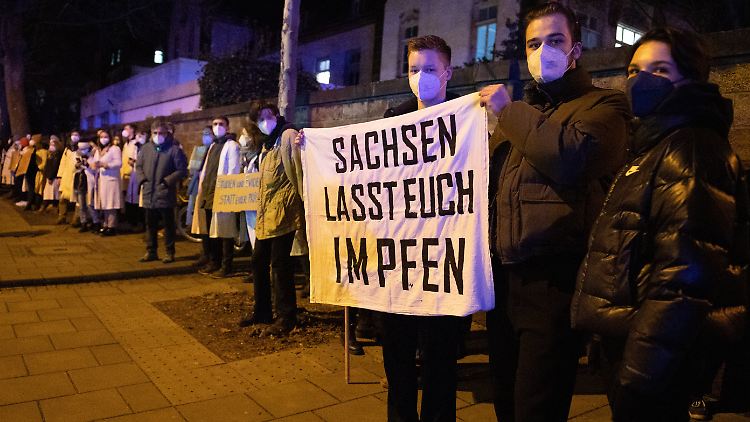 Studierende des Dresdner Universitätsklinikums rufen die Menschen zum Impfen auf. 