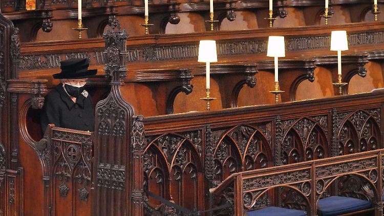 Queen Elizabeth II. musste wegen der Corona-Regeln bei der Beisetzung alleine in der Kapelle sitzen. 