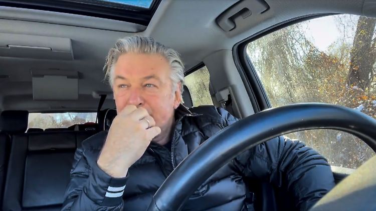 Alec Baldwin weist die Vorwürfe zurück, er würde nicht mit den Behörden kooperieren.