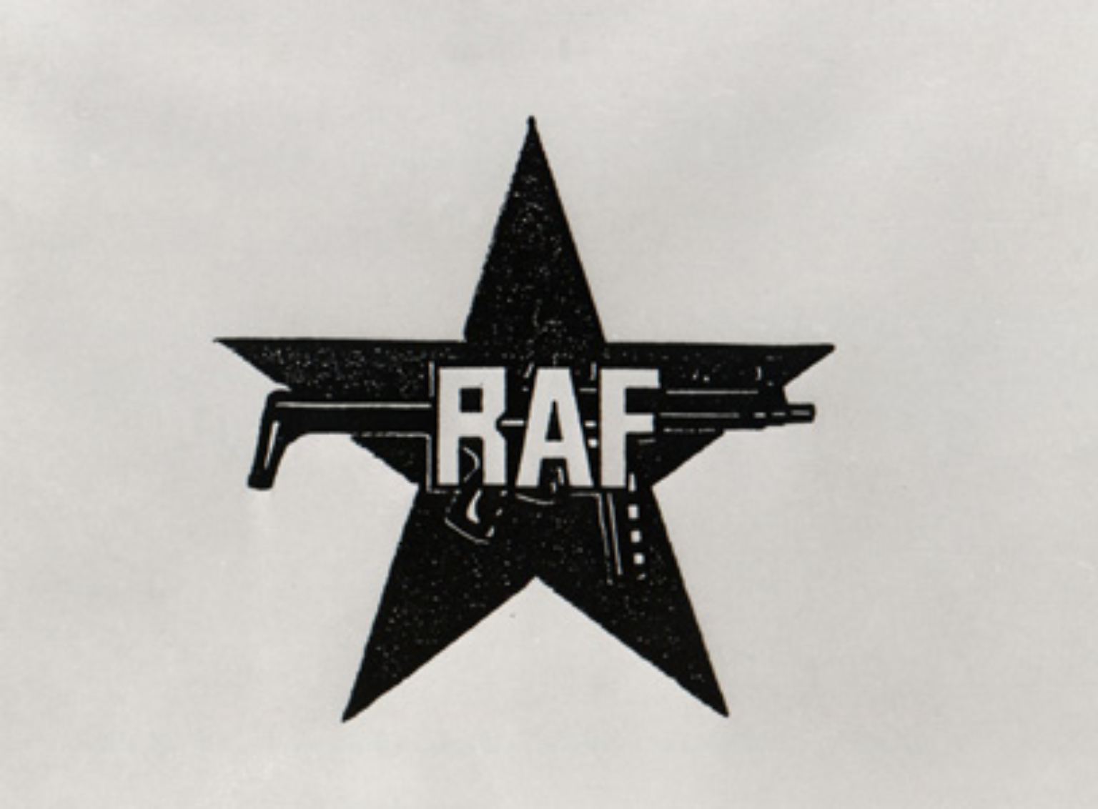 Die Rote Armee Fraktion - besser bekannt unter ihrem Kürzel RAF - hält 30 Jahre lang die Bundesrepublik in Atem. Am Anfang steht eine Kaufhausbrandstiftung in Frankfurt/Main 1968 und am Ende die "Selbstauflösung" 1998.