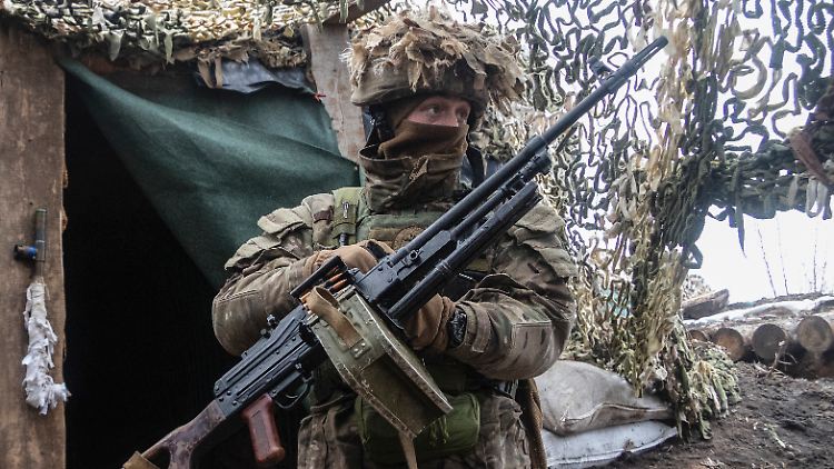 Ein ukrainischer Soldat an der Front im Osten des Landes.
