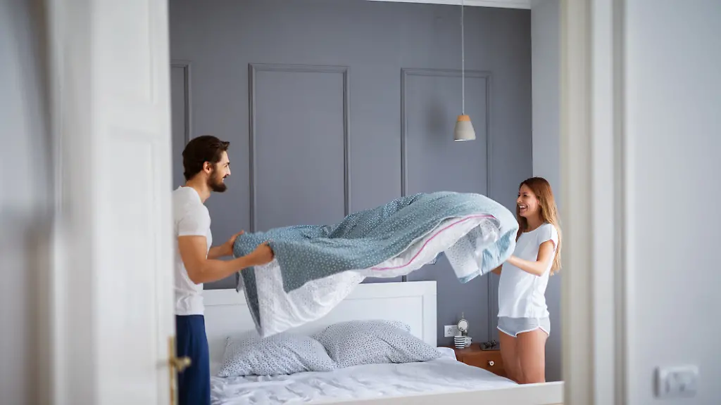 Morgens-das-Bett-zu-machen-gehoert-fuer-viele-zu-den-ersten-Routine-Aufgaben-des-Tages