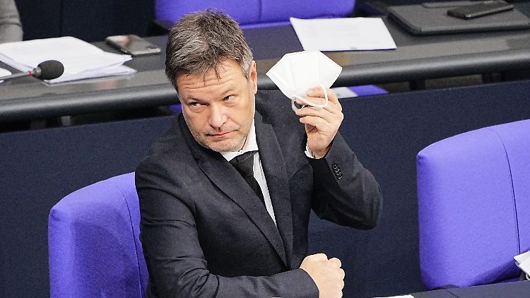 Masken-Irrsinn und kein Ende in Sicht. Wirtschaftsminister Robert Habeck macht da weiter, wo sein Vorgänger aufgehört hat.