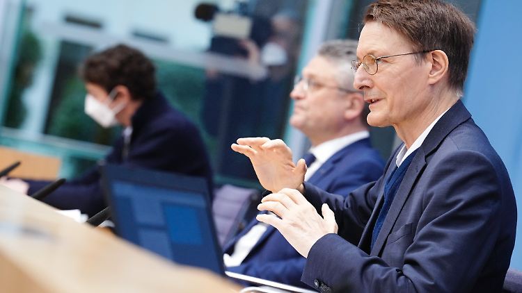 Bundesgesundheitsminister Lauterbach lobt die in Deutschland bestehenden Maßnahmen. Die hätten dazu geführt, dass die Verdopplungszeit der Neuinfektionszahlen in Deutschland höher ist als in anderen Ländern. 