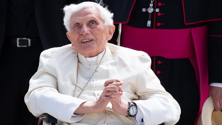 Der heute 94 Jahre alte Ratzinger war bis 2013 Papst und verzichtete dann auf sein Amt.