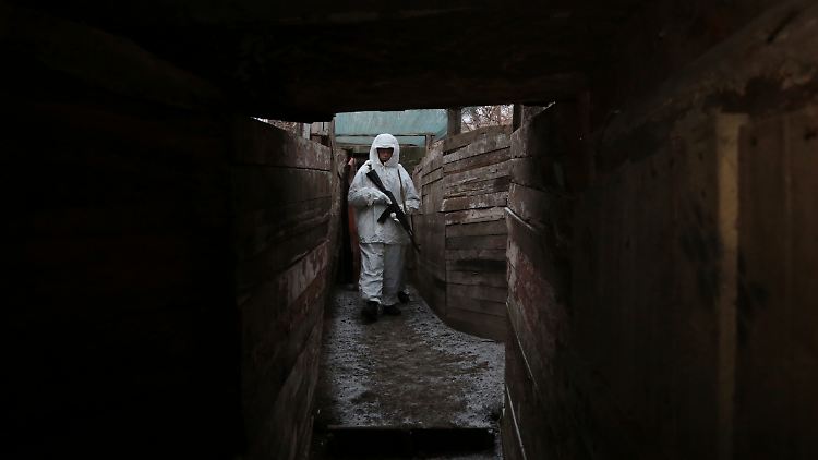 Ein ukrainischer Soldat bezieht Position in der Nähe des Dorfes Yasne, das von russischen Separatisten kontrolliert wird.