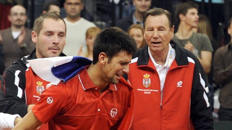 Pilic (r.) mit Djokovic beim 3:2 im Davis Cup über die USA im März 2010. 