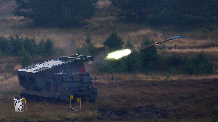 Ein Raketenwerfer MARS - mittleres Artillerie-Raketen-System - feuert 2013 bei einer Übung eine Rakete ab.