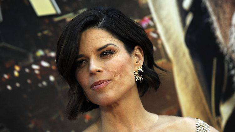 In der "Scream"-Reihe rennt Neve Campbell nicht vor Bären, sondern regelmäßig vor mit Messern bewaffneten Killern weg.
