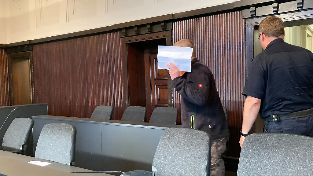 Die-Staatsanwaltschaft-wirft-dem-Angeklagten-aus-einem-Dorf-bei-Ludwigslust-insgesamt-27-Faelle-vor-bis-hin-zur-Vergewaltigung-seiner-Kinder