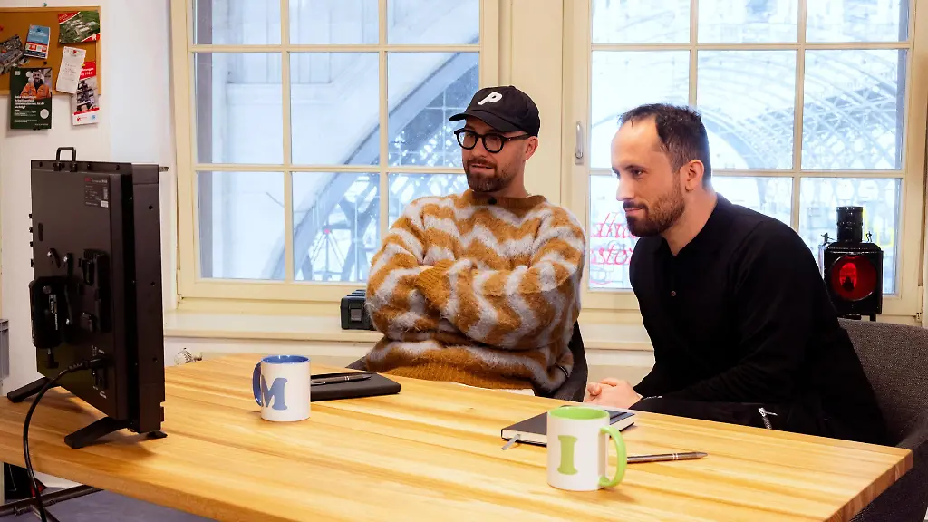 Mark-Forster-und-Igor-Levit-beobachten-das-emotionale-Treiben-aus-der-Ferne