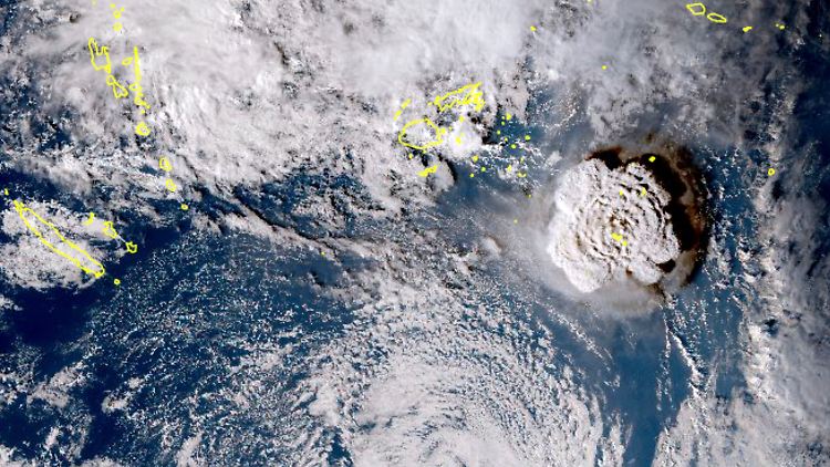 Auf diesem Satellitenbild ist der Vulkanausbruch zu sehen. Der Hunga-Tonga-Hunga-Ha'apai schleuderte seine Asche bis zu 20 Kilometer in die Luft.