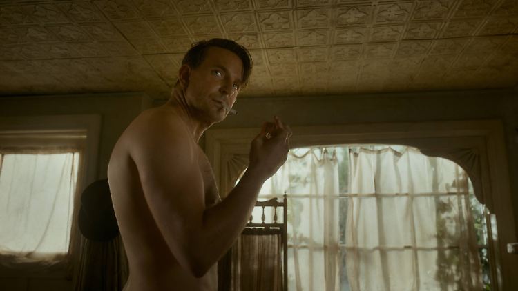 In "Nightmare Alley" spielt Bradley Cooper einen Schausteller.