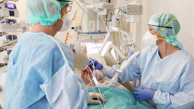Es liegen derzeit knapp 2800 Covid-Patienten auf deutschen Intensivstationen. Ihre Zahl ging zuletzt deutlich zurück. Experten vermuten, dass die Omikron-Variante das Bild in den nächsten Wochen ändert. 