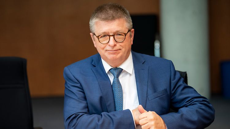 Im Jahr 2009 trat Haldenwang dem Bundesamt für Verfassungsschutz bei und kündigte dabei einen verstärkten Fokus auf den Rechtsextremismus an.