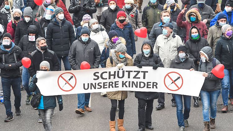 Rund um die Freiburger Innenstadt zogen laut Polizei etwa 6000 Gegner der Corona-Politik.