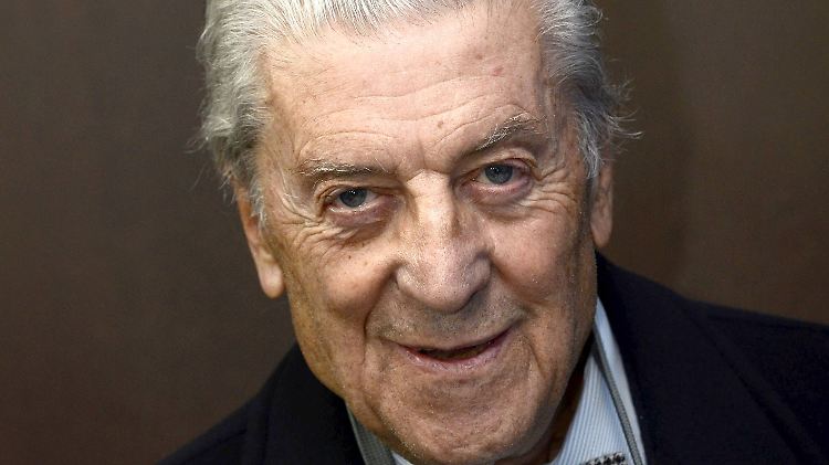 Cerruti begann Ende der 1950er Jahre, eigene Mode zu produzieren.