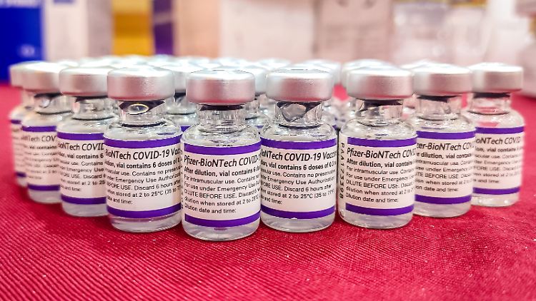 Hilfreich seien Unternehmenspartnerschaften für die Produktion der mRNA-Impfstoffe in Lizenz, sagt Bundesentwicklungsministerin Schulze.